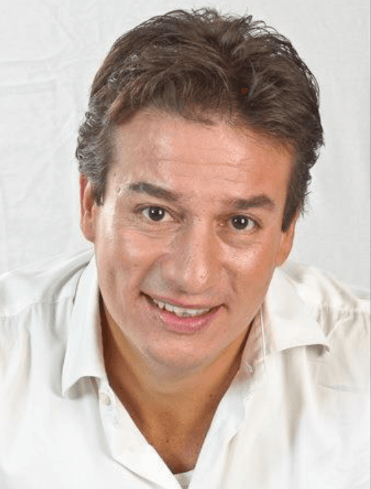 Sergio Gutiérrez Coto hizo a Chandler en toda la serie, y su actuación también salió de la boca de Albafica de Piscis en 'Los Guerreros del Zodiaco: El lienzo perdido', Charlie Harper en 'Dos hombres y medio' y como el narrador de 'Las chicas superpoderosas'.