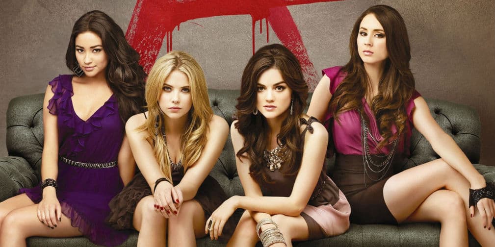 13. La autora de PLL, Sara Shepard, apareció una vez en la serie como profesora sustituta de Aria.
