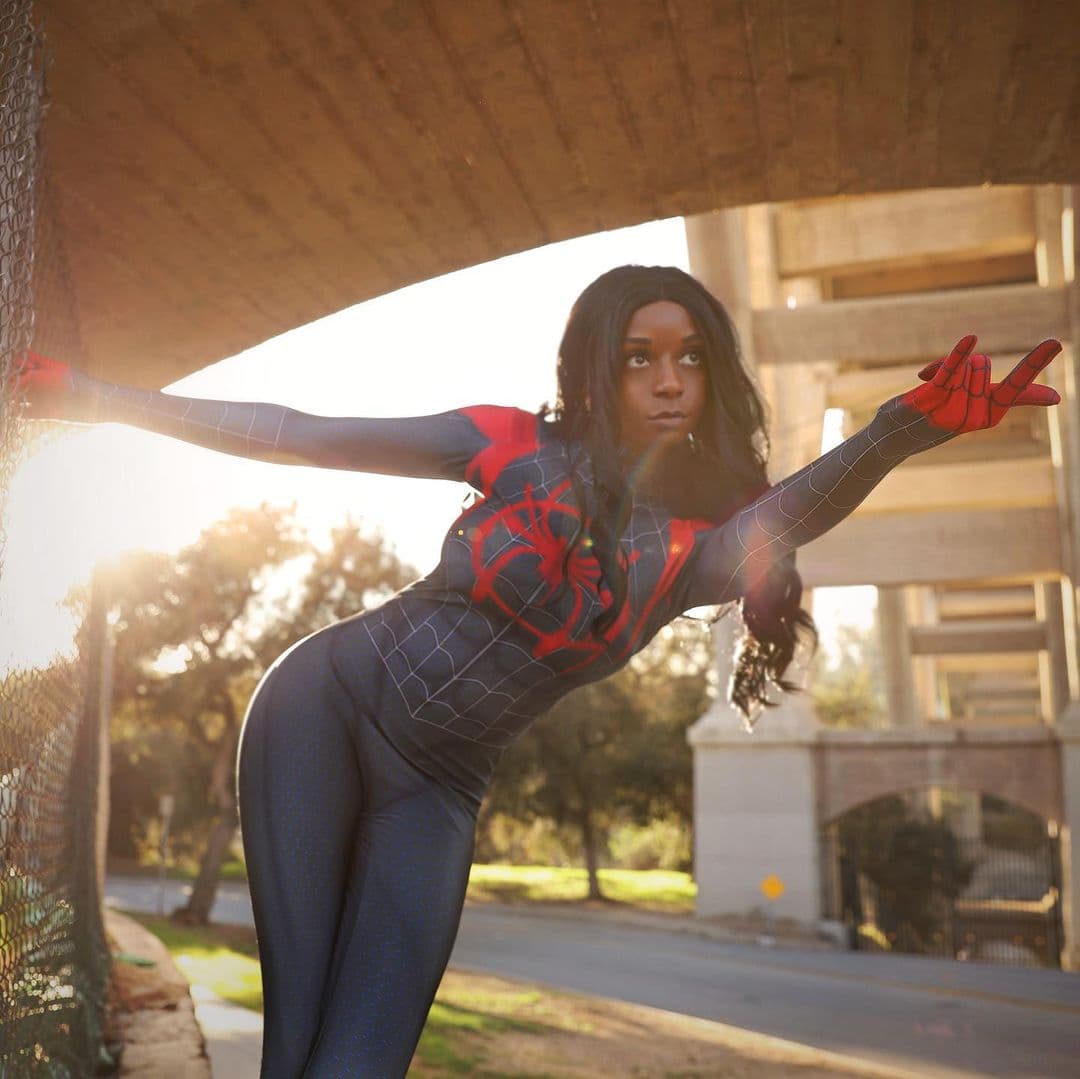 Krystal festejó la salida del videojuego de Spider-Man para PlayStation con el atuendo de Miles Morales.