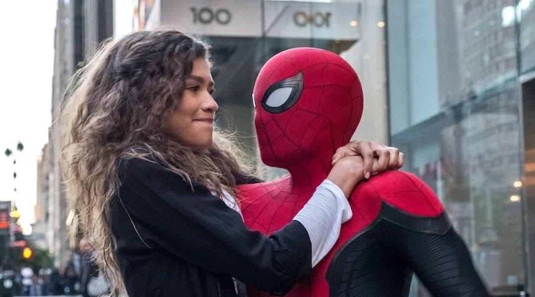 En los cómics el que se conozca la identidad de Peter como el arácnido también trae problemas. Al punto que su tía May está en peligro de muerte y el héroe sacrfica su relación con Mary Jane.