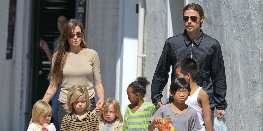 6. Angelina Jolie: En esta temporada es obsesiva con las medias. Le encanta llenarlas con detalles y regalos.