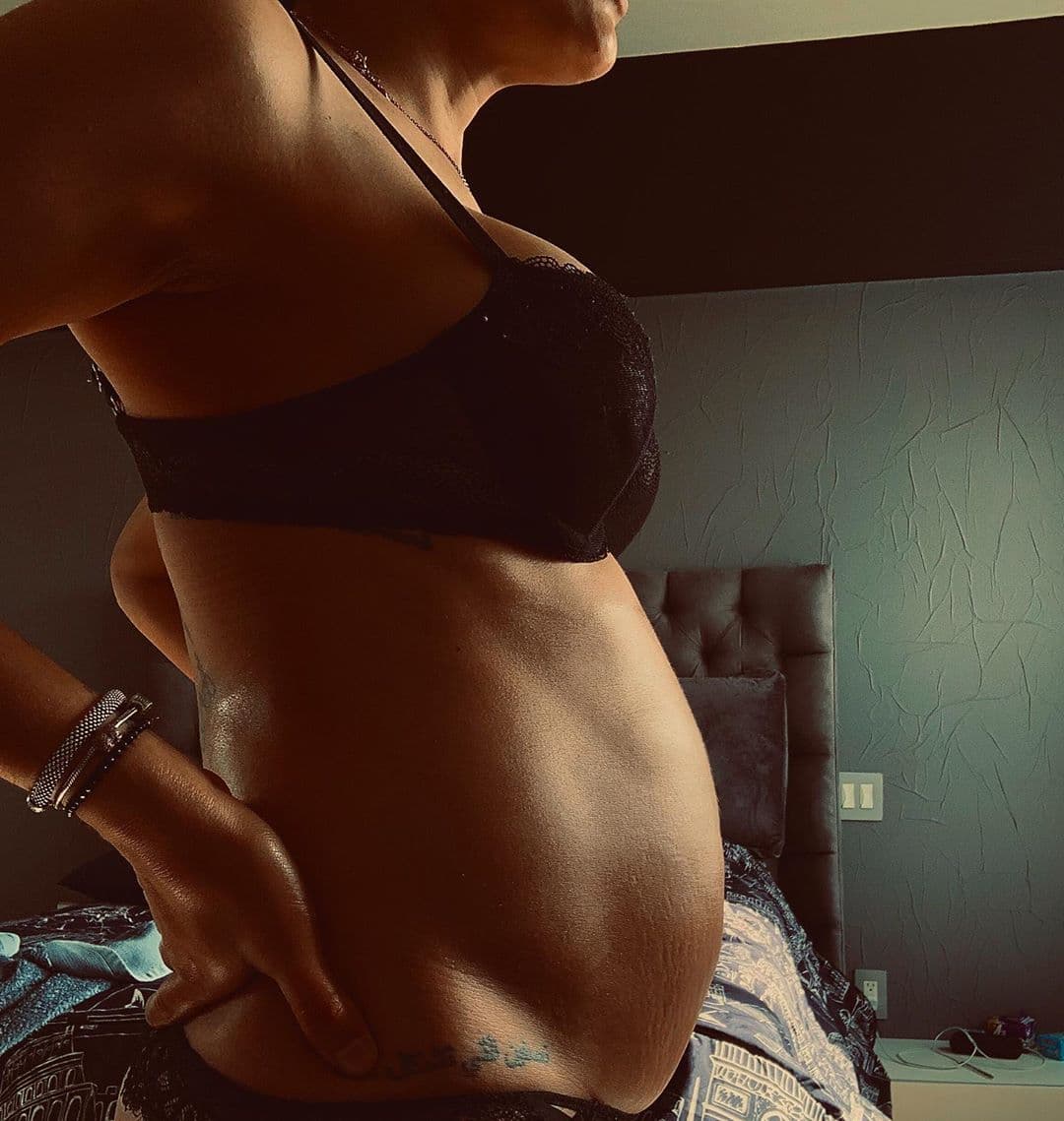 En una de sus más recientes fotos, del 22 de junio, siguió compartiendo los cambios que atraviesa su cuerpo. "Me han preguntado si tengo estrías! Aquí están Las cicatrices de mi primer embarazo! Amo mi cuerpo y todo lo que hace por mi!", escribió, mostrando de lleno el crecimiento de su vientre.
