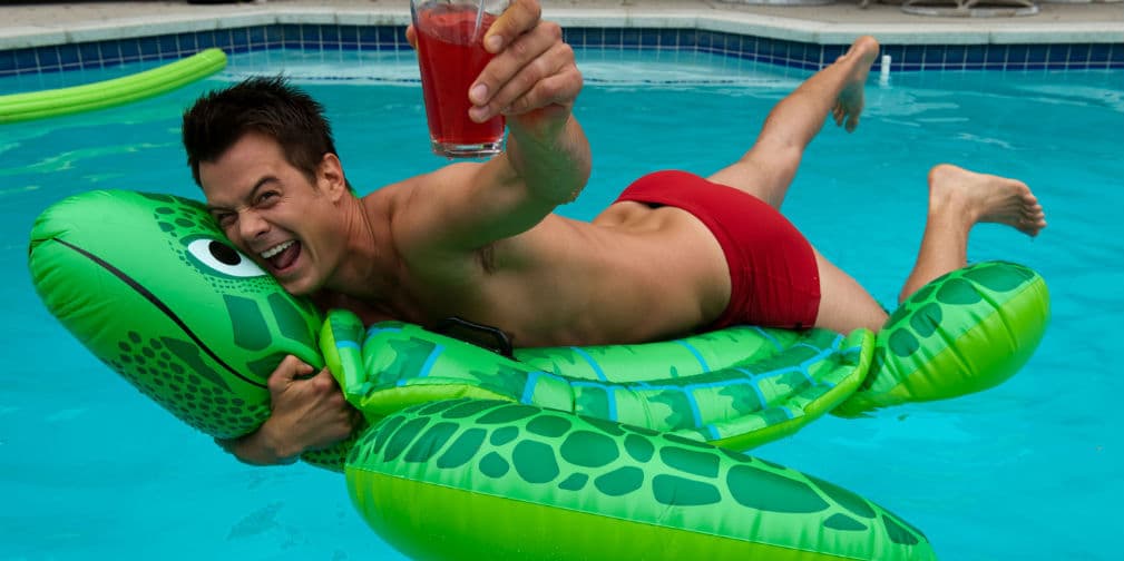 Josh Duhamel nació el 14 de noviembre de 1972, en Dakota del Norte y es un actor de cine, televisión y modelo.