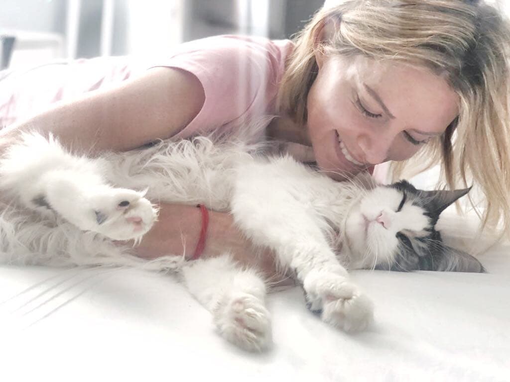 Es una animal lover que tiene fotos con gatos, perros, caballos y otros animales.