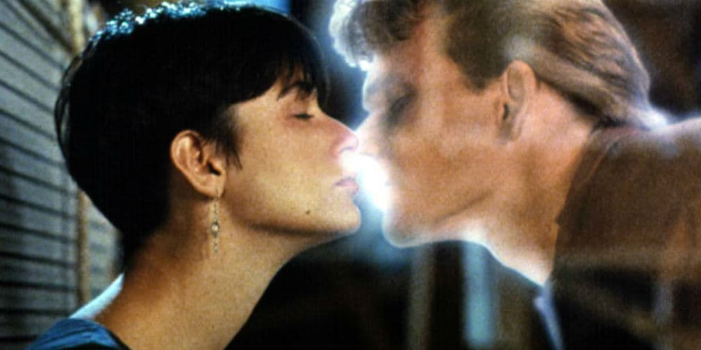 Ghost (La Sombra del Amor, 1990): La escena del beso de despedida entre Demi Moore y Patrick Swayze a hecho llorar a millones.