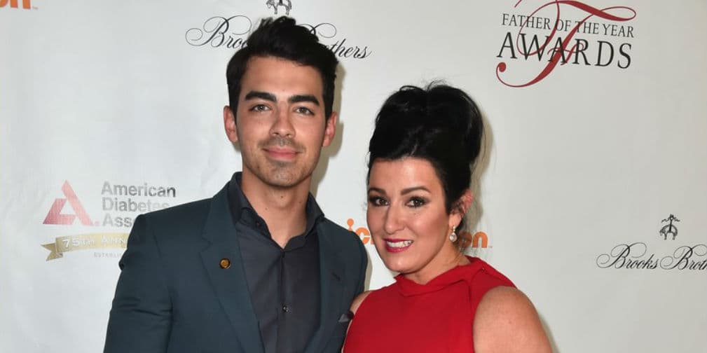 5. Joe Jonas: Su familia es muy unida pero sólo él es hijo de mami. Para conquistarlo hay que ganarse primero a la mamá.