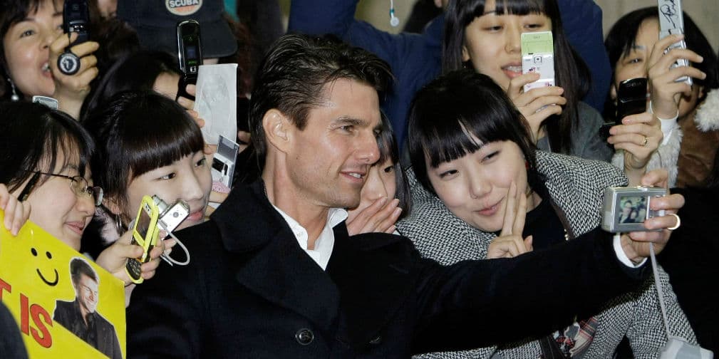 ¿Se imaginan tomarse una Selfie con Tom Cruise? ¡Esta fan cumplió su sueño en una premiere!
