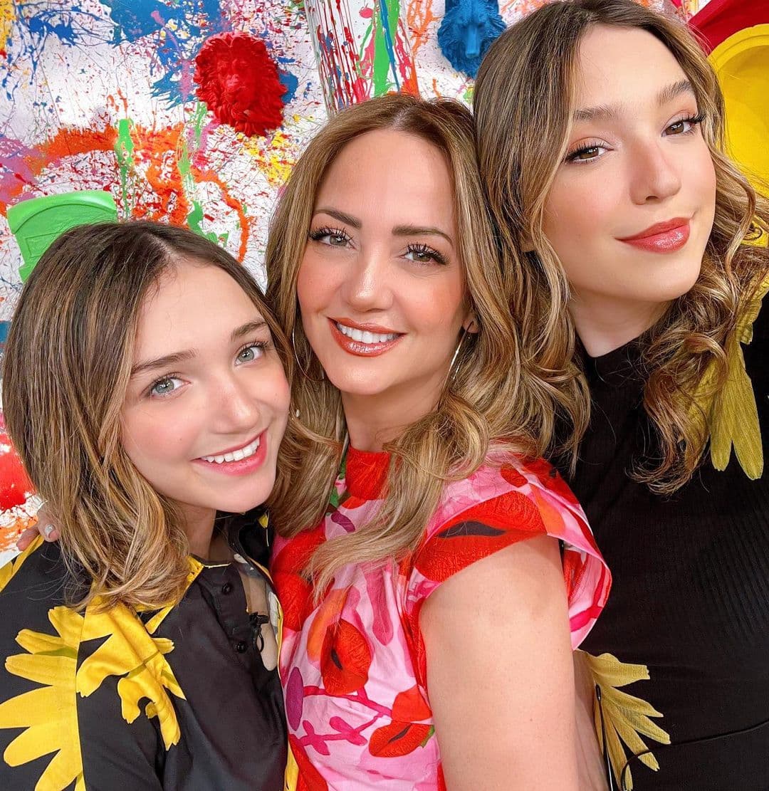 Mía y Nina Rubín deslumbran el foro de 'Hoy' con outfits coordinados