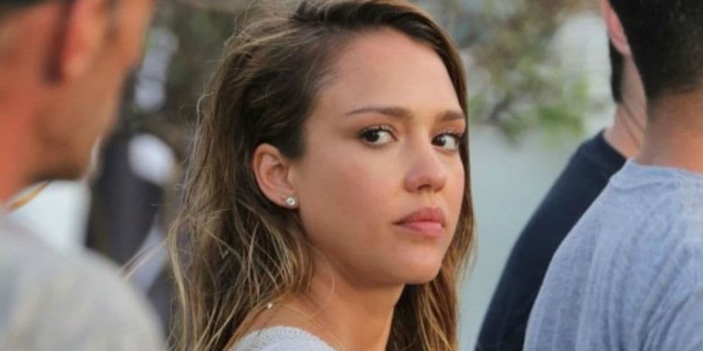 12. Jessica Alba: Si las miradas mataran... la actriz lanza una mirada mortal al ser captada de cara lavada.