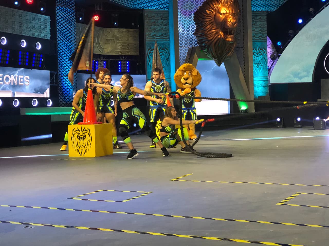 ‘Hércules’, fue un juego nuevo en parejas y las mujeres sacaron la casta y se arrastraron de un lado a otro. La capitana de Leones ganó y terminó cansadísima.