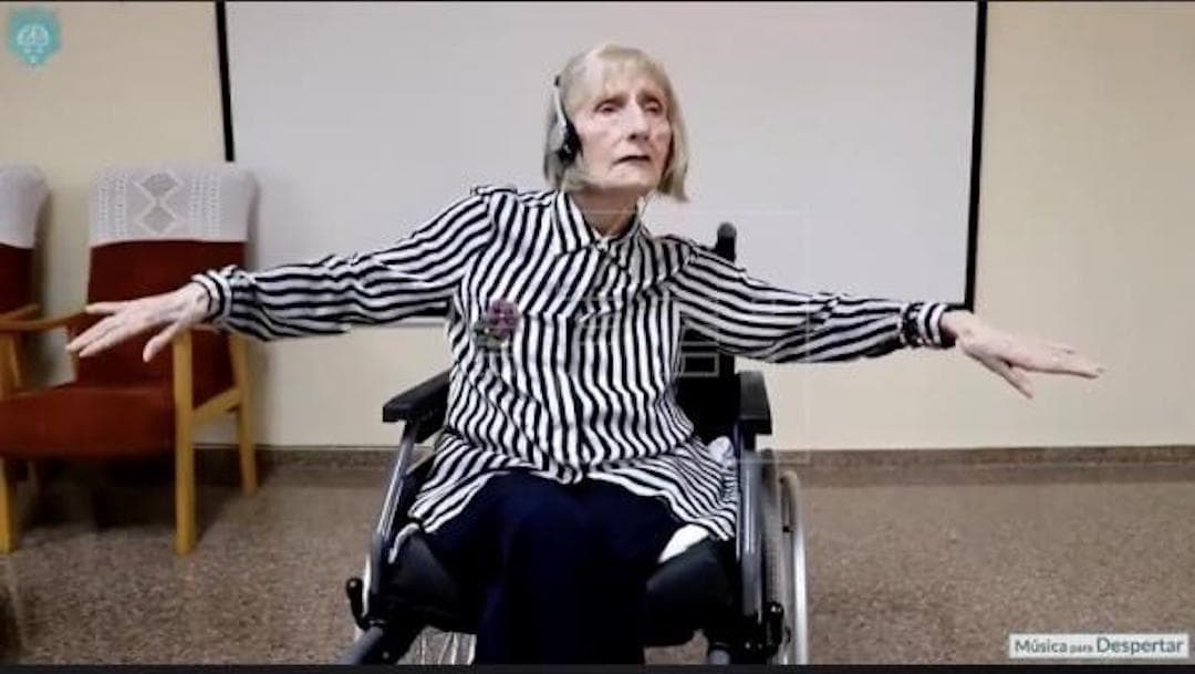 Viral: Exbailarina con alzheimer reacciona al escuchar música y es bellísimo