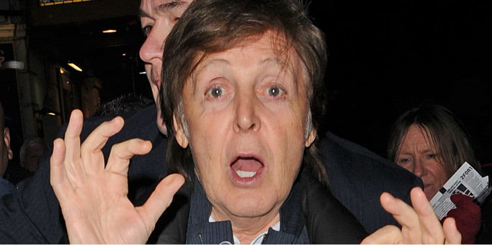 4. Fans de los Beatles piensan que Paul McCartney en realidad falleció en un accidente de coche en 1966. Dicen que se buscó a un doble para sustituirlo desde entonces
