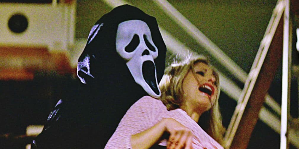 Escribió el guion de Scary Movie (Scream), donde sus personajes habían visto muchas clásicas películas de terror.