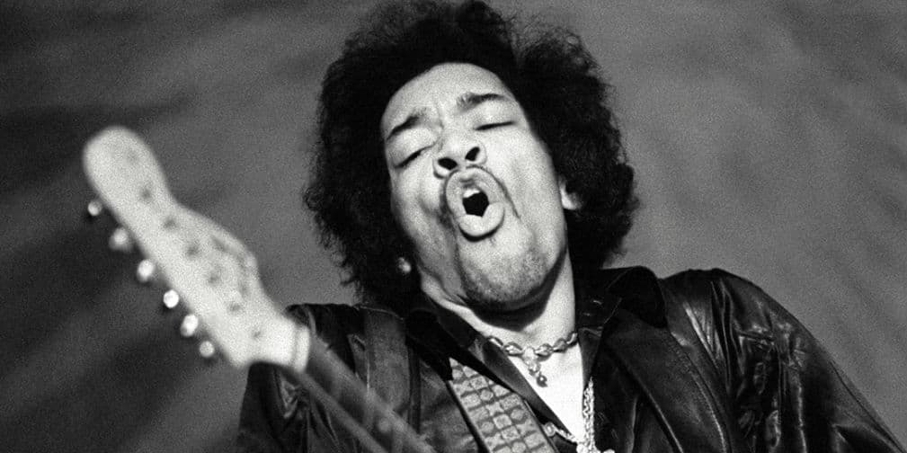 6. Jimi Hendrix (1942 a 1970): El guitarrista murió tras ingerir pastillas, causándole esto una sobredosis y muriendo en el acto.