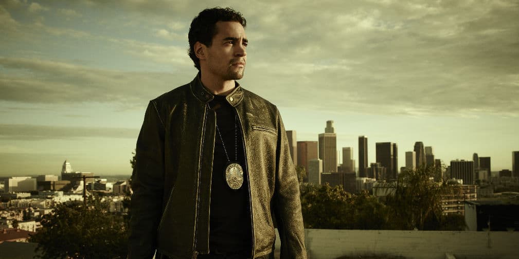 Entra en este juego de traiciones, lealtades y acción digno de un drama policial y criminal.