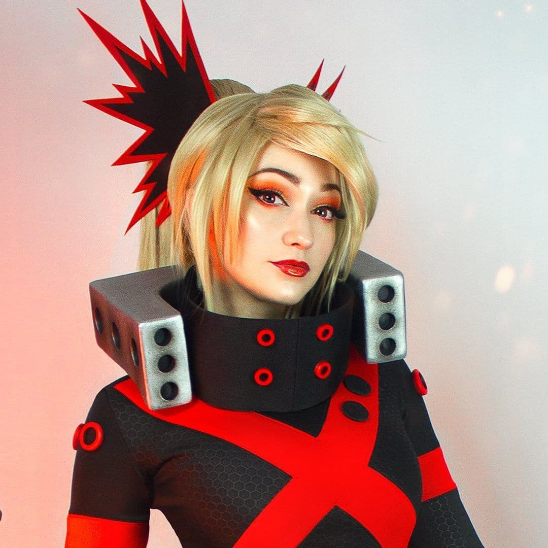 Finalmente, para rematar esta magnífica creación, el maquillaje y el peinado no se quedan atrás, tomando esos elementos rojizos propios de las explosiones y el fuego que caracterizan a Katsugi Bakugo.