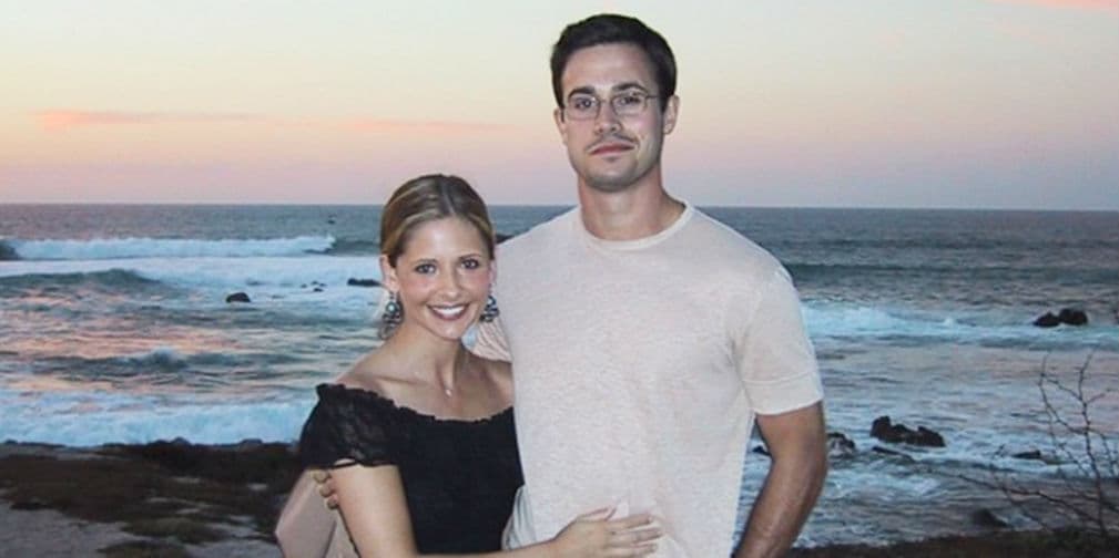 2. Sarah Michelle Gellar y Freddie Prinze Jr: Cuando hacen las compras, ella busca cupones de descuento en revistas.