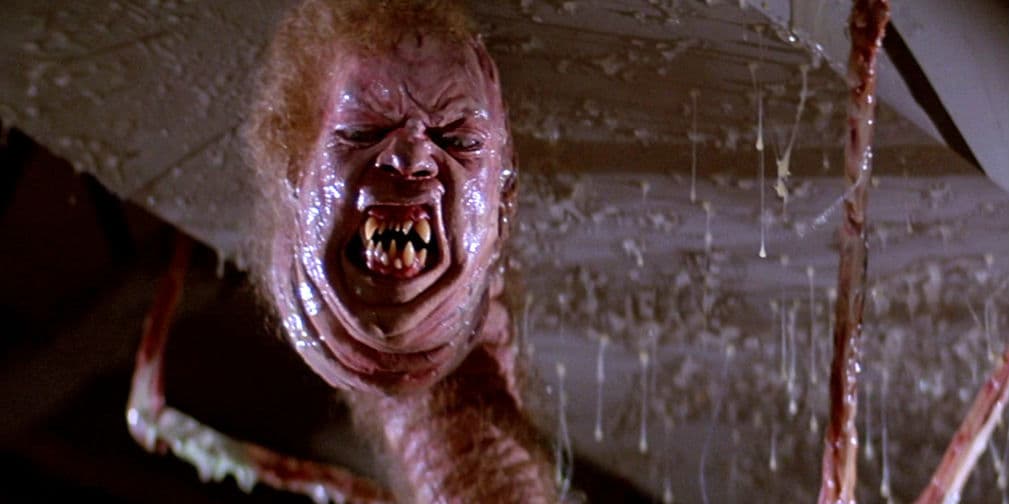 14. The Thing (1982): El director John Carpenter nos regaló una cinta sobre un alienígena que puede imitar a sus víctimas.