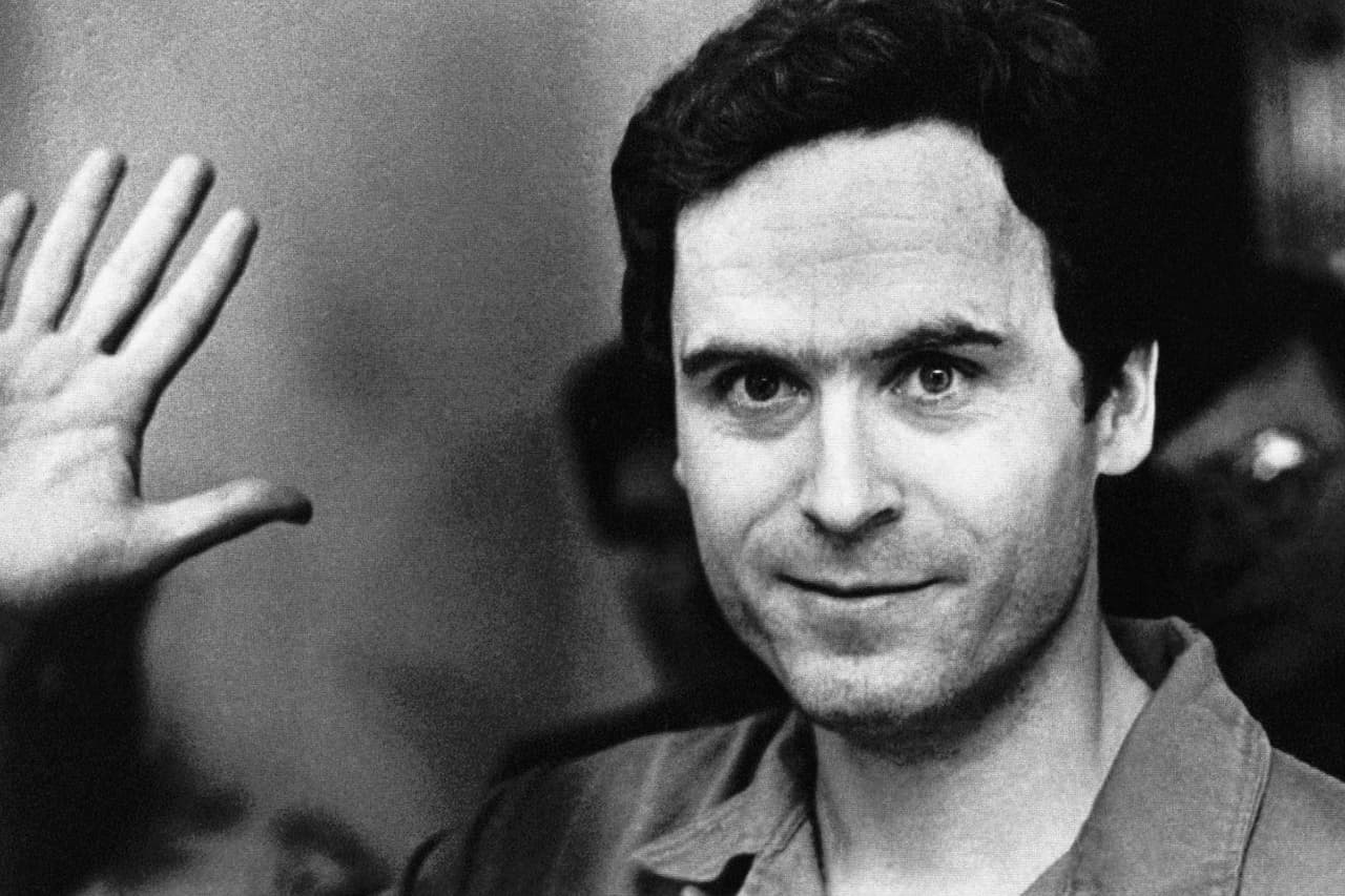 Ted Bundy. Comenzó sus crímenes en 1974 poniendo fin a la vida de 36 mujeres, por un sólo motivo: el parecido con su ex novia.