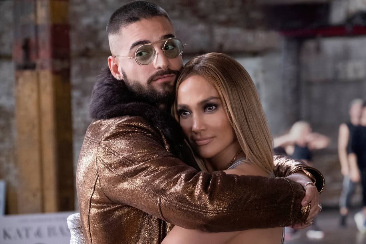 Maluma y Jennifer Lopez en la película 'Cásate conmigo' (2022).