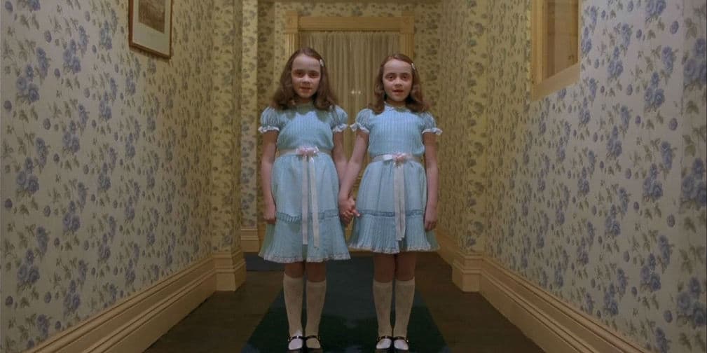 The Shining (1980): Un hotel repleto de fantasmas gracias a la genialidad de Stephen King. ¿Jugarían con esas gemelas?