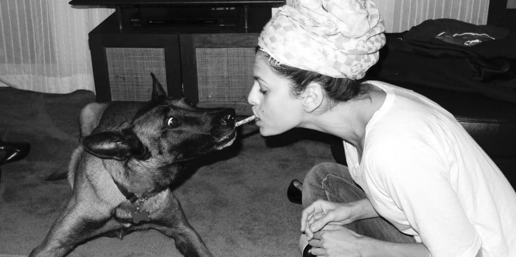 3. Eva Mendes: Ella tiene en Hugo, su perro, un fiel compañero que la sigue por todo Los Ángeles.