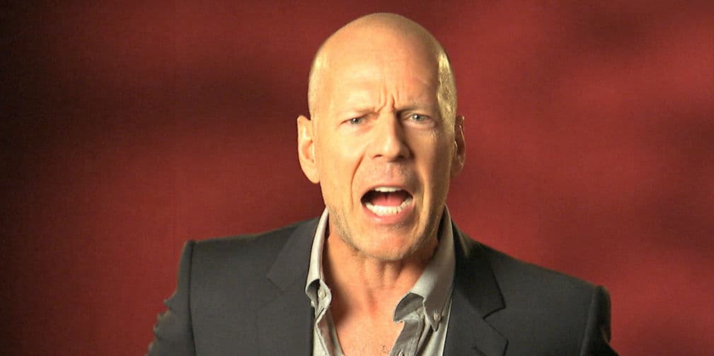4. Bruce Willis: Este madurito nunca se ha preocupado por su guardarropa. Lástima, vestido de traje luce guapo.