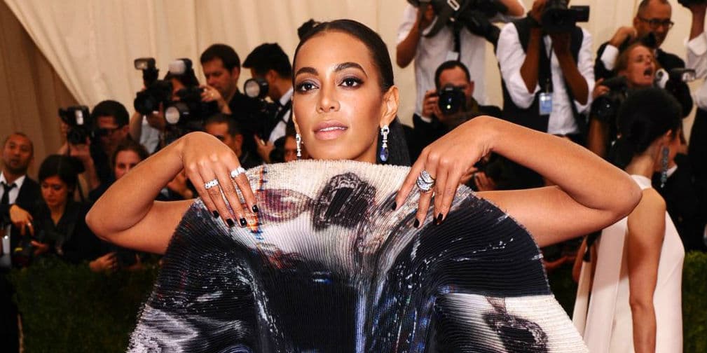 1. Solange (Met Gala): La hermana de Beyoncé se pasó de vanguardista con un vestido futurista. ¿Moda en 2245?