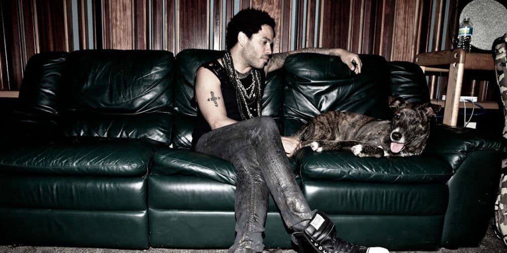 Originalmente se puso el sobrenombre de Romeo Blue, debido a su admiración por el también cantante Prince.