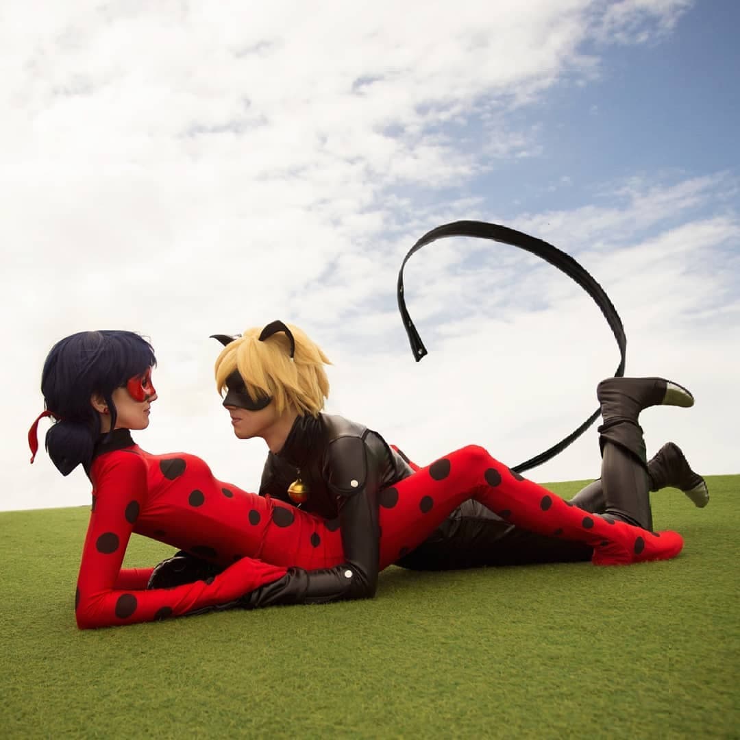 Hay muchas fotos de fans en las que además de la protagonista, incluyen a Chat Noir en situaciones románticas.