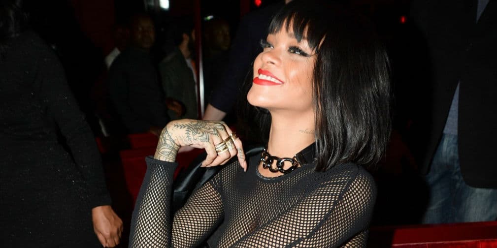 3. Rihanna: Las cámaras de televisión captaron a la cantante riéndose de Grande durante su actuación en unos premios. ¿Burla o mala edición?