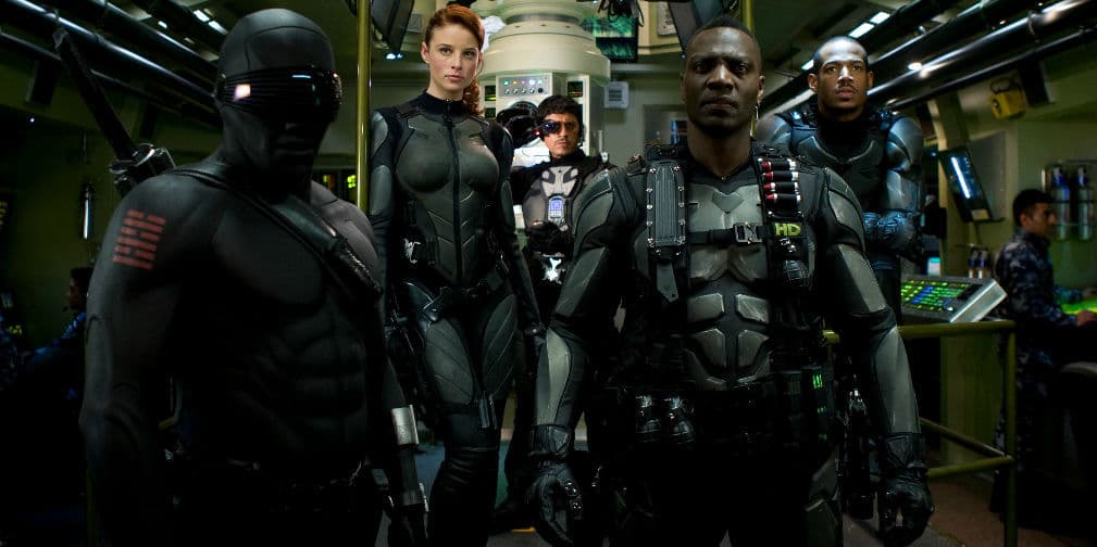 En una escena Snake Eyes trae puesta una gabardina en homenaje a Star Wars I, donde Darth Maul utiliza una similar.