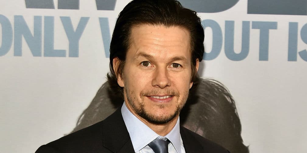 1. Mark Wahlberg: El actor, quien es católico, es tan religioso que ha bautizado su habitación con agua bendita y un crucifijo.