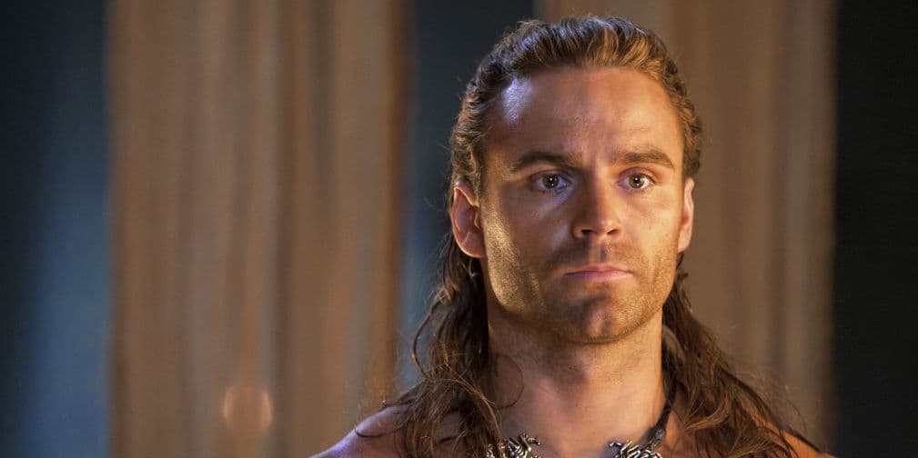 Mátalas callando, ese es el secreto de seducción del protagonista de Spartacus.