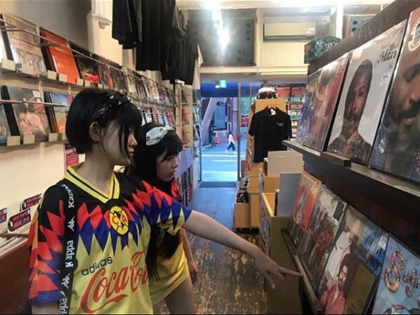 Van por las calles de Japón luciendo su colección de jerseys del equipo.