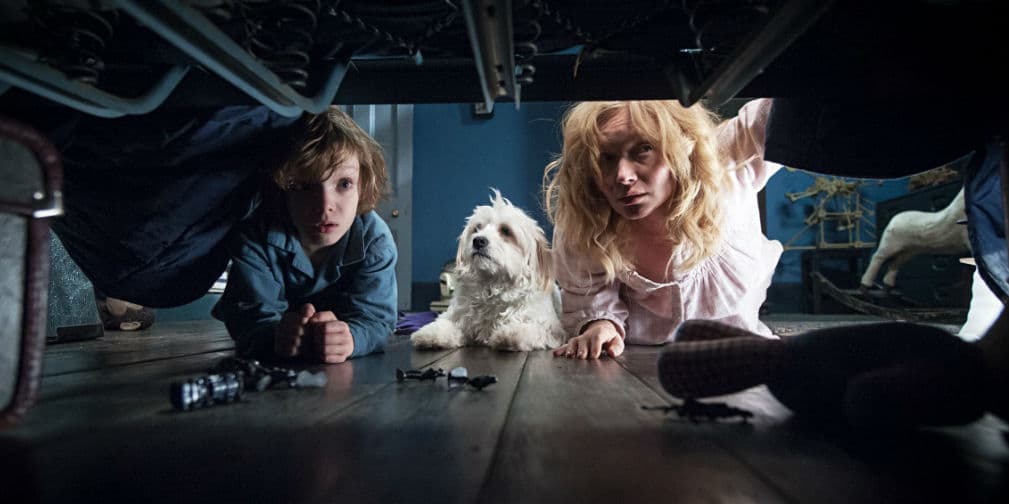 11. Amelia: Una madre llevada al borde la locura por las alucinaciones de su hijo, quien cree ver al Babadook.
