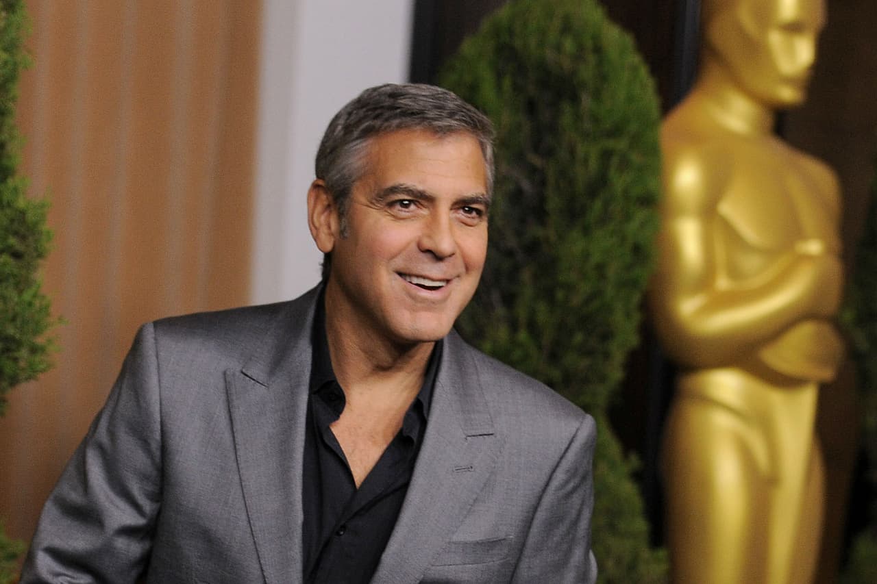 George Clooney nació en Kentucky, el 6 de mayo de 1961, salvo las canas se ve genial a sus 53 años.