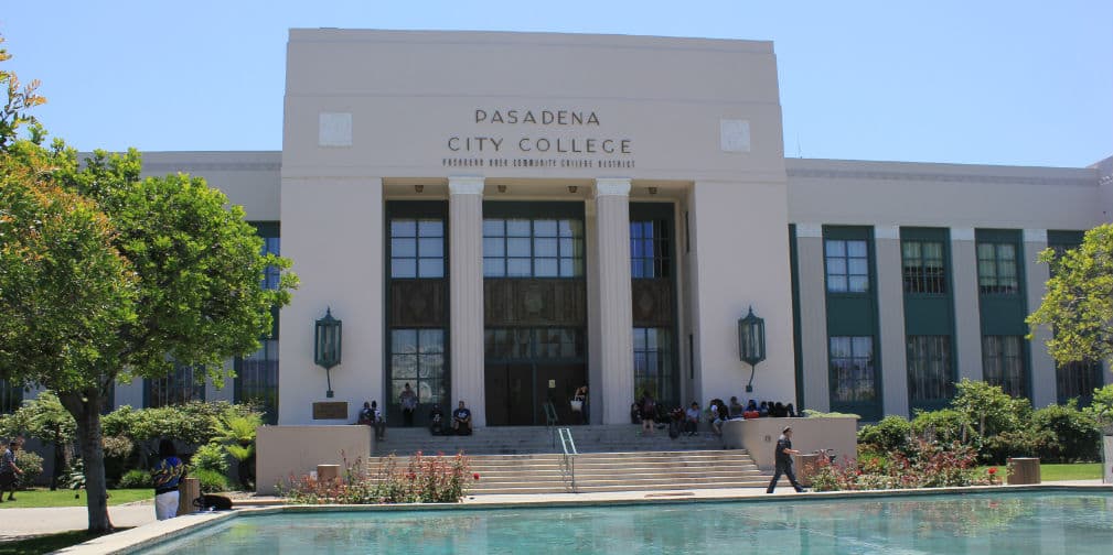 3. Penny: Estudió una clase de historia en un colegio comunitario de Pasadena, California.