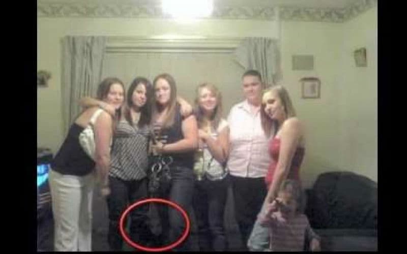 Nunca falta en la fiesta los amigos, el alcohol, la buena música y... ¡un fantasma de colado!