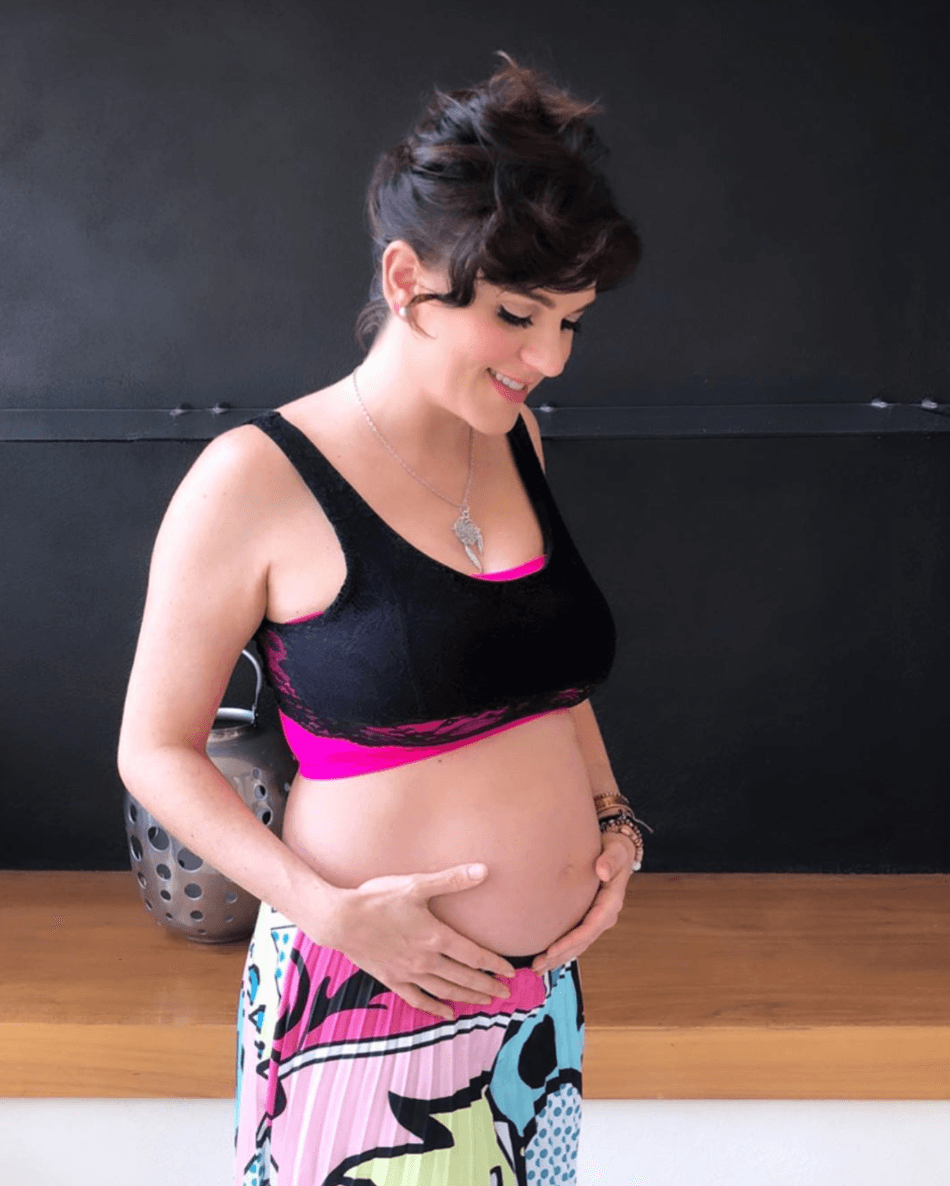 El 3 de junio anunció en el programa Hoy que está esperando a su primer bebé y presumió su pancita de alrededor de seis meses de embarazo. En la entrevista que le realizó Andrea Escalona, la artista de 35 años de edad, reveló que tenía meses intentando ser mamá hasta que se logró embarazar de su pareja, de quien poco se sabe ya que no se dedica al medio.