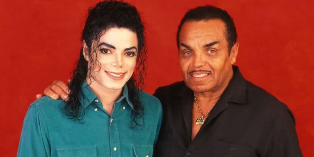 Michael Jackson tuvo una turbulenta relación con su padre Joe. Incluso declaró que llegó a golpearlo.