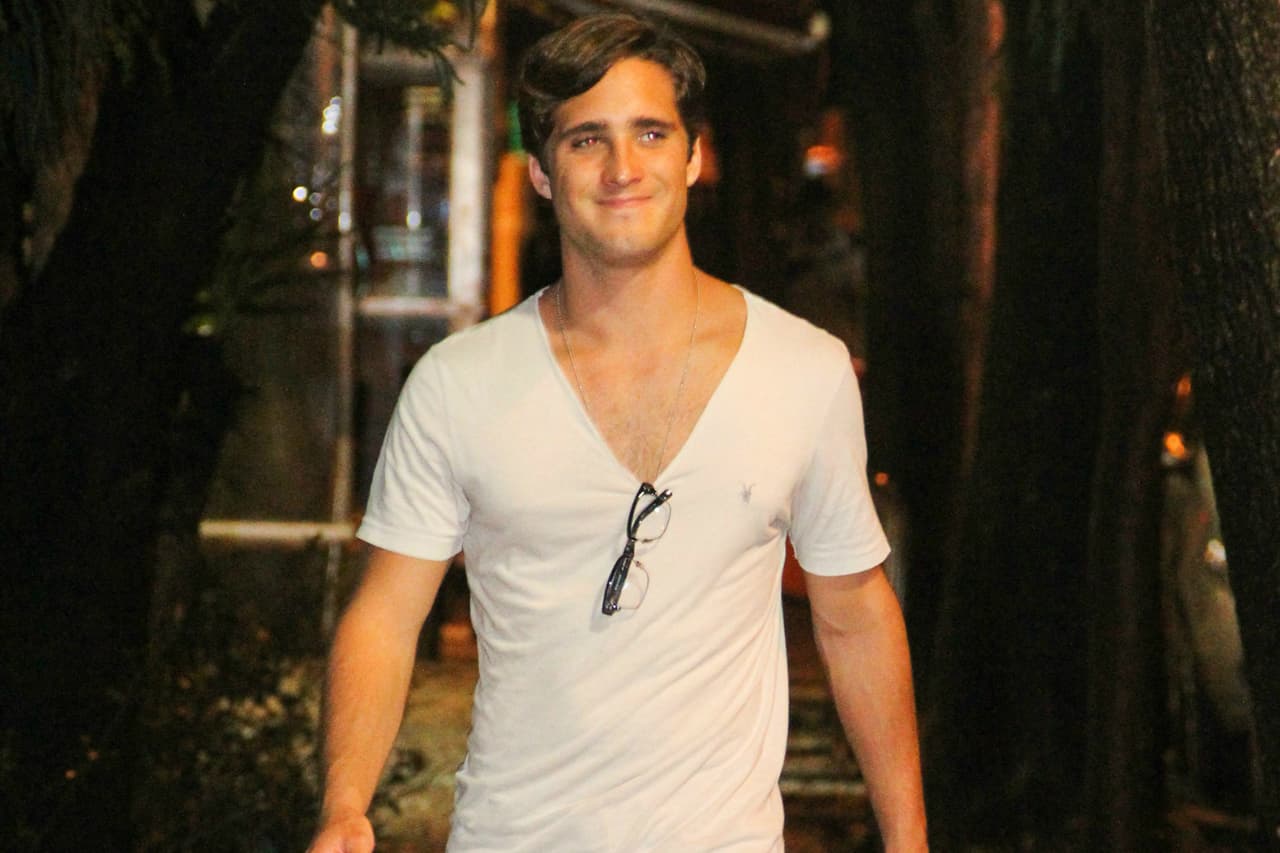 Una camisa de cuello V blanca siempre es fashion, ¡Diego lo sabe y lo presume!