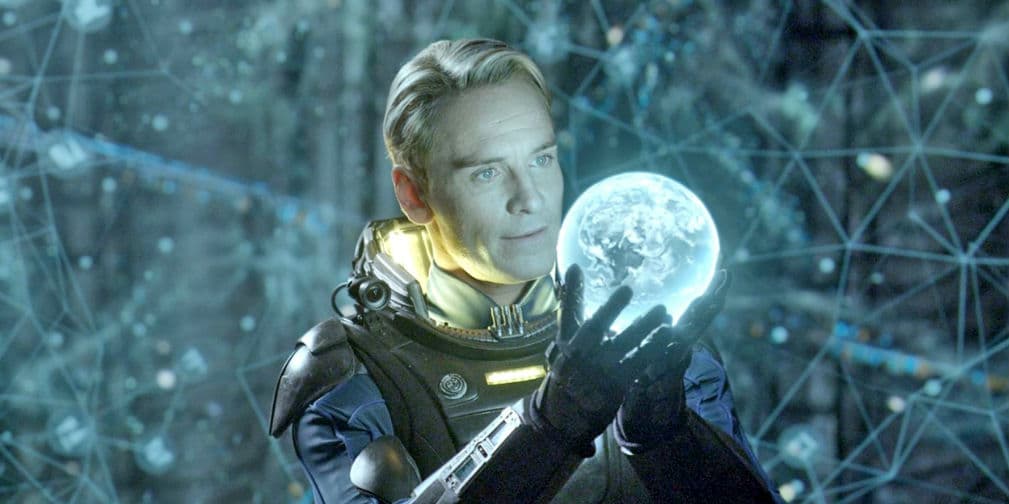 Es tan guapo que ni de rubio desentona como lo vimos en Prometheus (2012), de Ridley Scott.