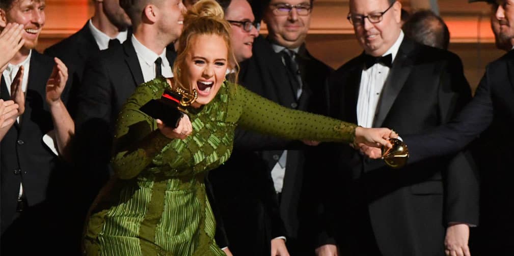 Adele rinde tributo a Mean Girls en los Grammy