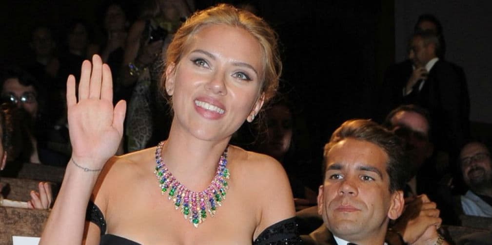 1. Scarlett Johansson: Comprometida con el periodista francés Romain Dauriac, a quien conoció por un amigo.