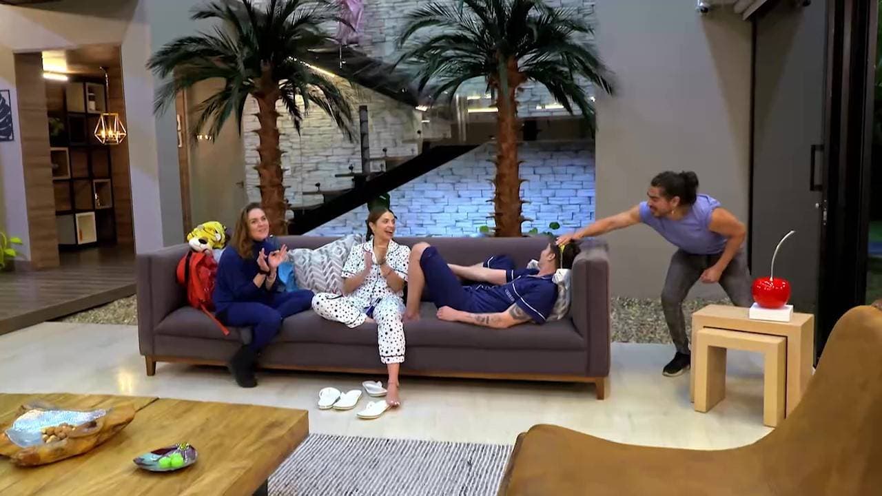 'Rey' aprovechó que 'Sina' estaba distraido para jugarle una broma.