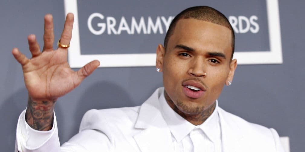 2. Chris Brown: El rapero se entregó a la policía, al ser acusado por su pareja Rihanna, de violencia.