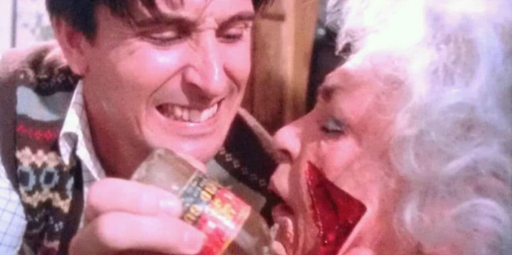 10. Vera Cosgrove: ¿Una madre zombie? ¡No podía faltar! Infectada con un extraño virus intenta comerse a su hijo.