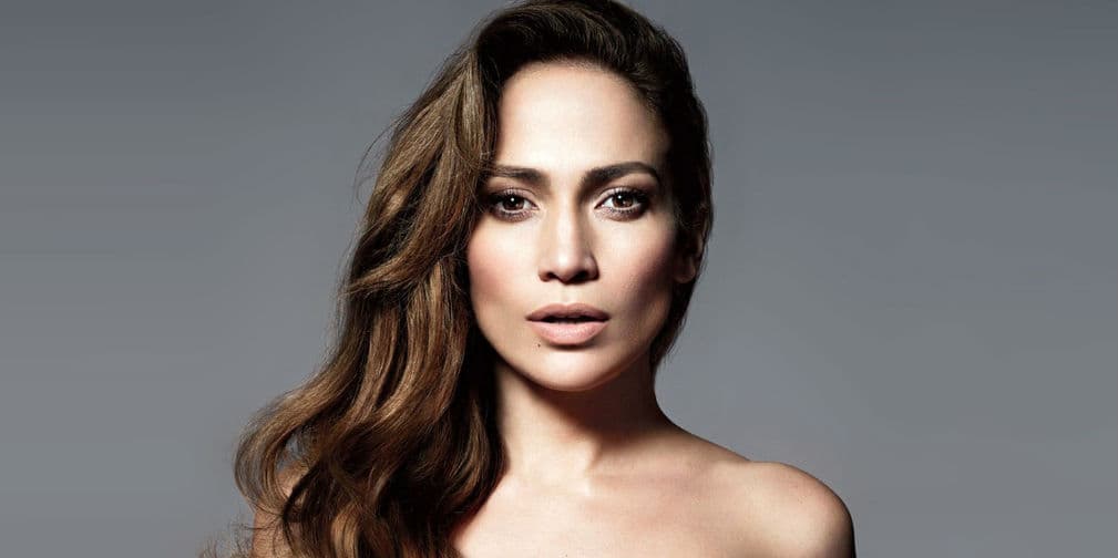 9. Jennifer Lopez: En su intento de ser sexy, la actriz y cantante se niega a sonreír en fotos y pasarelas.