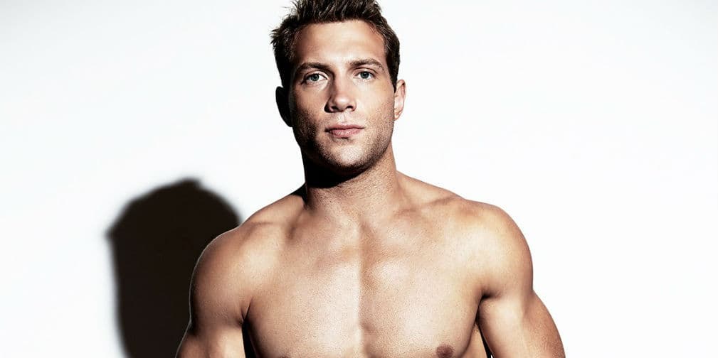 Estudió en la Western Australian Academy of Performing Arts (WAAPA) y empezó su vida actoral desde el 2005.